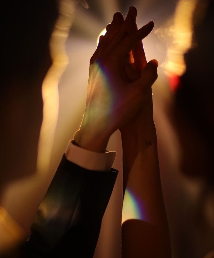 manos semi-entrelazadas de una pareja, simbolizando una unión vincular exitosa